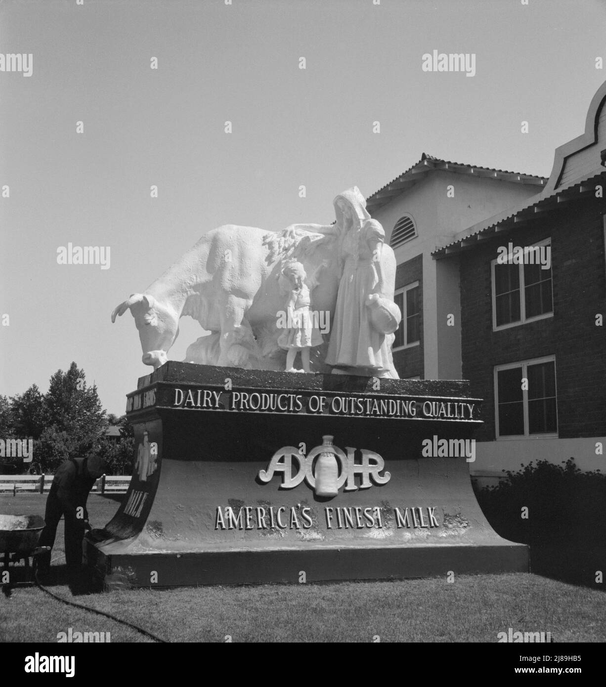 Periferia di Tulare. Sulla U.S. 99. Scultura di autostrada. California. [Promozione da parte della società lattiero-casearia: 'Prodotti lattiero-caseari di qualità eccezionale - ADOHR: Latte più pregiato d'America]. Foto Stock