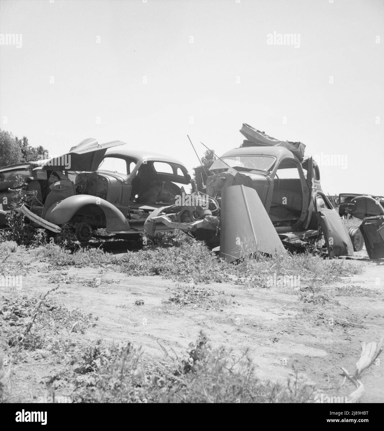Vicino a Tulare, California, US 99. I lotti usati dell'automobile e le strutture di relitto dell'automobile aggiungono alla lettiera che fronteggia questa strada. Foto Stock