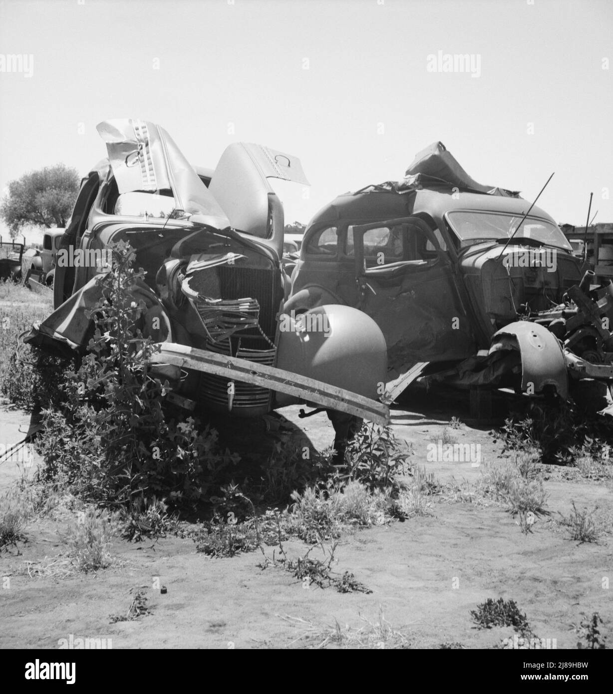 Vicino a Tulare, California, US 99. I lotti usati dell'automobile e le strutture di relitto dell'automobile aggiungono alla lettiera che fronteggia questa strada. Foto Stock