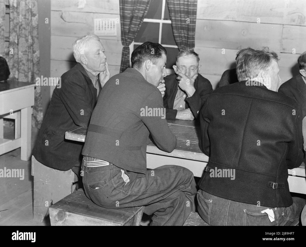 Farm Security Administration (FSA) campo per i lavoratori agricoli migratori. Farmersville, California. Riunione del consiglio del campo. Foto Stock