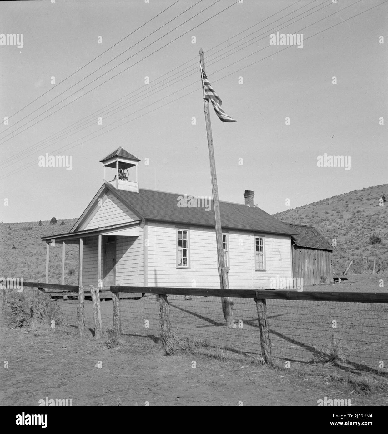 La scuola della contea dell'Oregon orientale nella radura nel cespuglio di salvia. Sono iscritti sette alunni. Tra Pleasant Valley e Durkee, Baker County, Oregon. Foto Stock