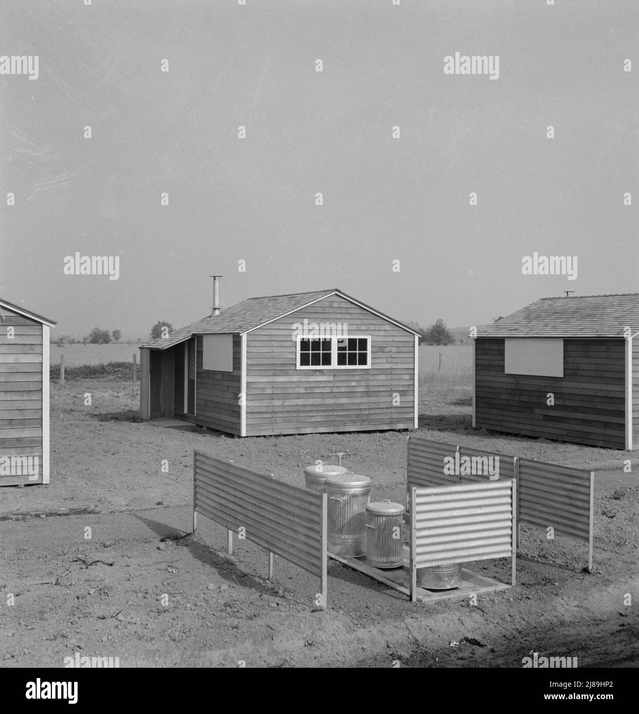 Eliminazione dei rifiuti nel nuovo campo di lavoro della famiglia della fattoria di Yamhill. Vicino a McMinnville, Oregon. (FSA - Amministrazione della sicurezza agricola). Foto Stock