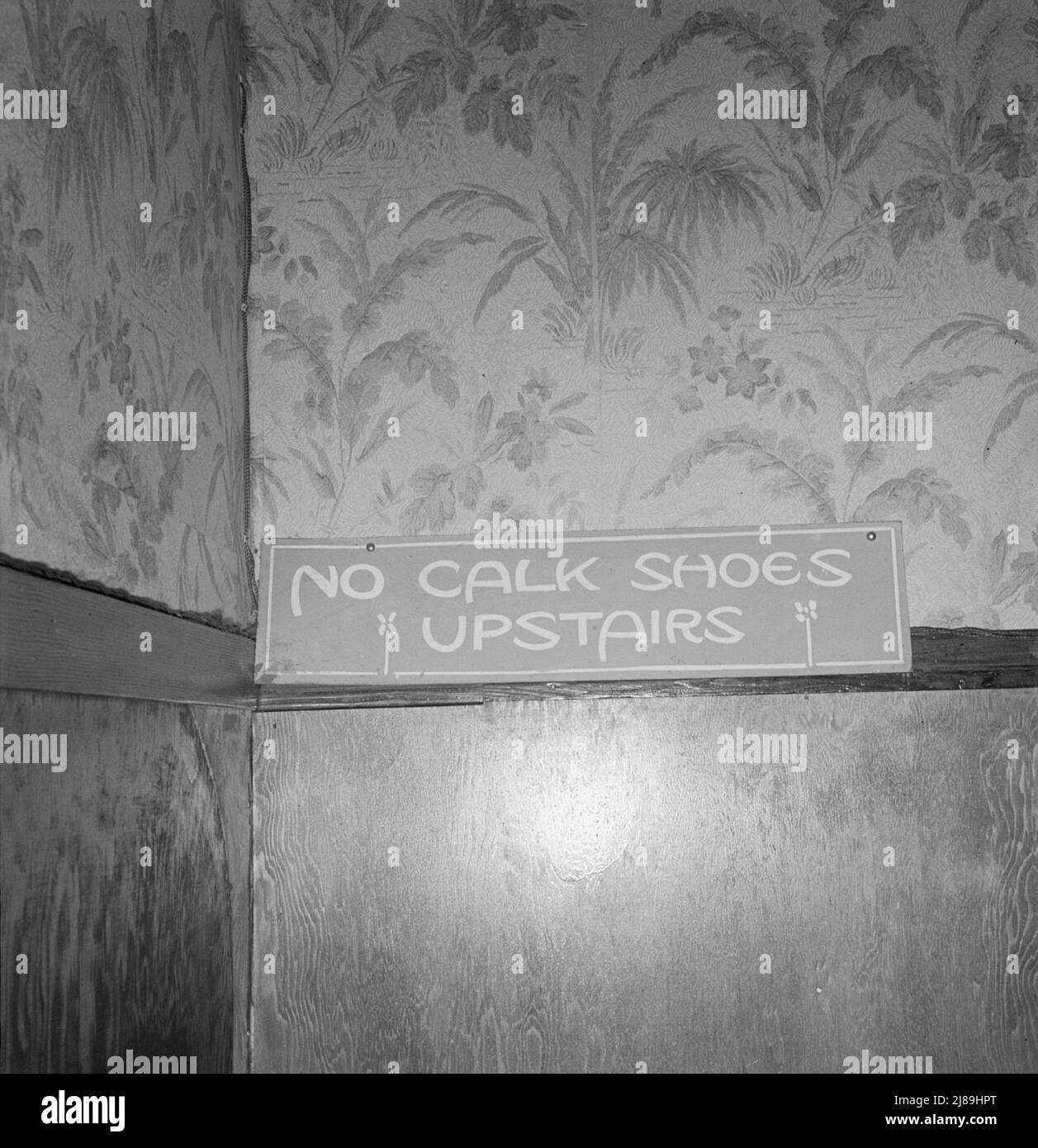 Cartello su scala sul Brooks Hotel in una città (popolazione 749) vicino al legname, dove ci sono tre mulini di legname. West Carlton, Yamhill County, Oregon. ['No Calk Shoes Upstairs']. Foto Stock