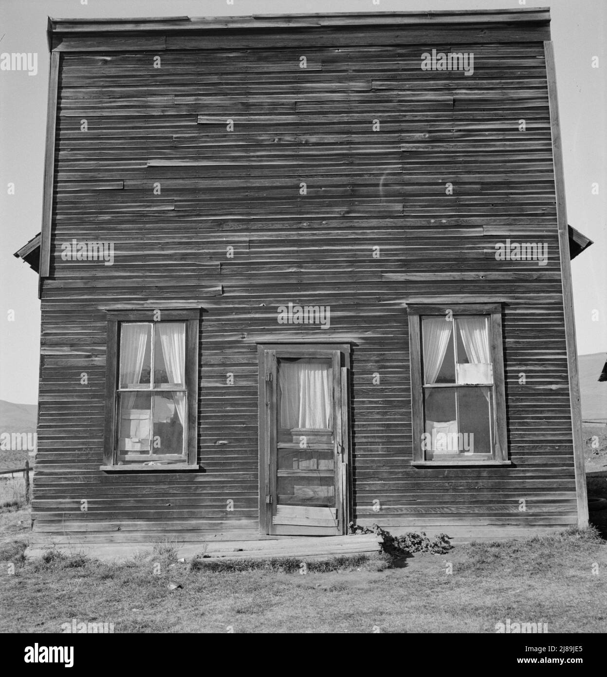 Membro di Ola auto aiuto segheria co-op vive in quello che una volta era il "Jackife Saloon". Questo tipo di edificio e' caratteristico dell'Idaho iniziale. La stagecoach si fermava qui per cambiare cavalli e per rinfrescare i viaggiatori. Questa operazione è stata interrotta nel 1914. GEM County, Idaho. Foto Stock