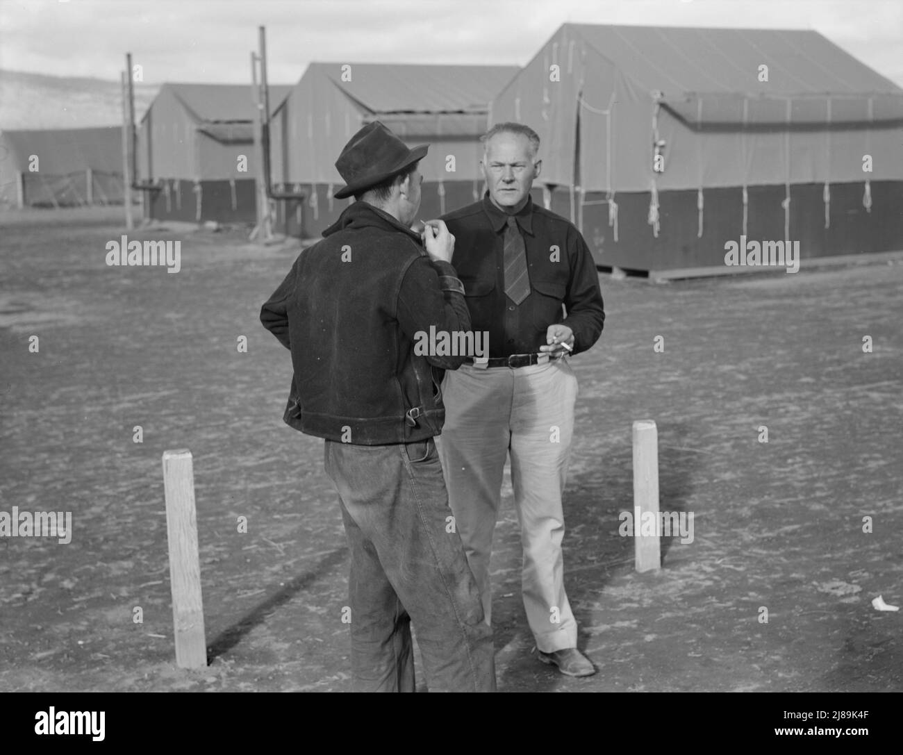 Il responsabile del campo parla con un altro uomo. Campo mobile FSA (Farm Security Administration). Merrill, contea di Klamath, Oregon. Foto Stock