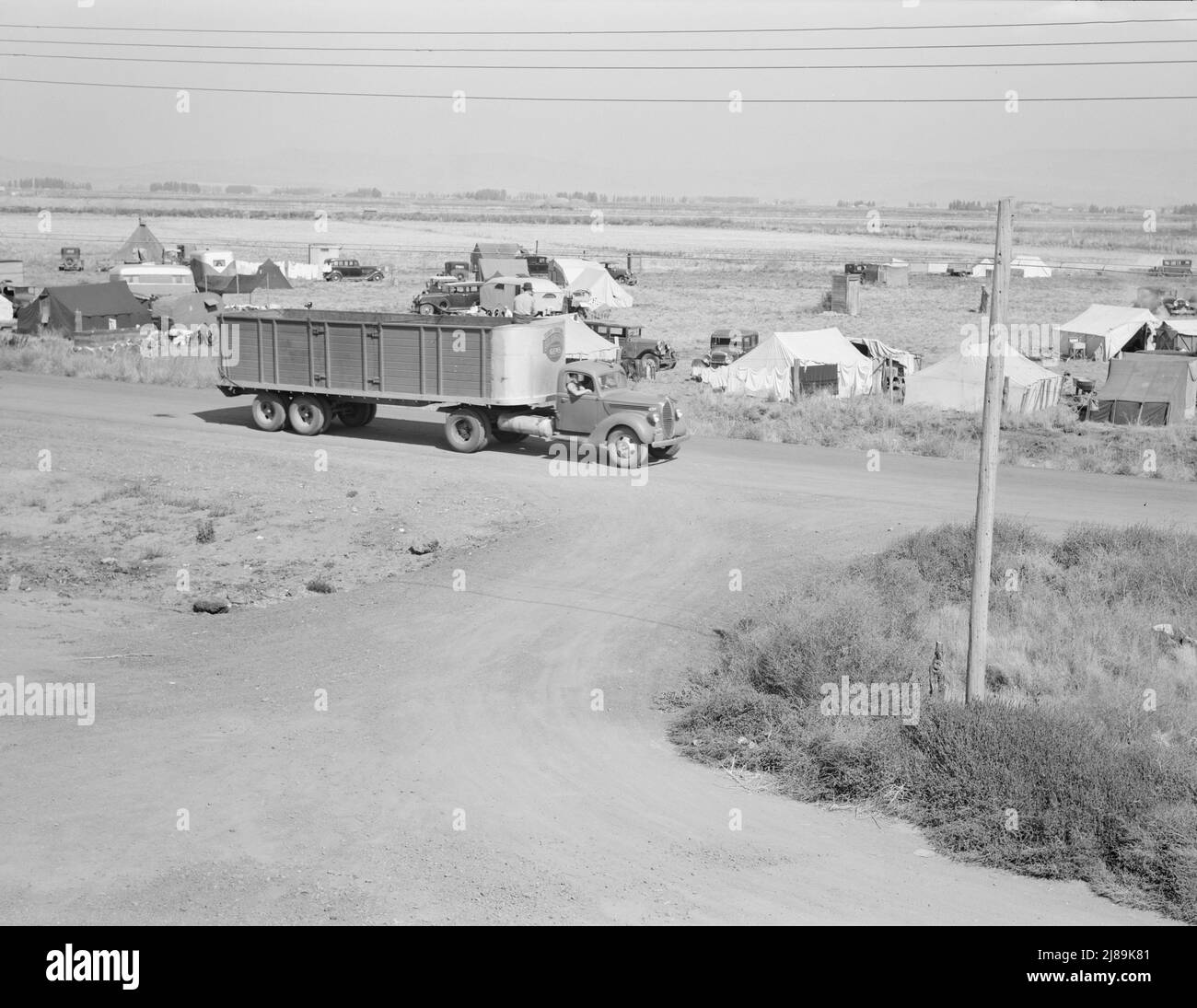 Accampamento di raccoglitori di patate migranti visto dal capannone di imballaggio. Tulelake, contea di Siskiyou, California. Foto Stock