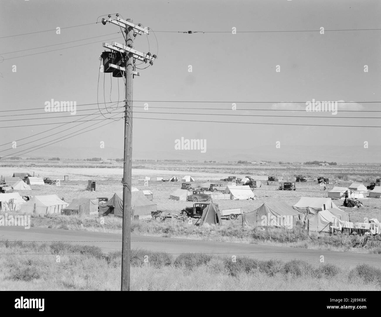 Accampamento di raccoglitori di patate migranti visto dal capannone di imballaggio. Tulelake, contea di Siskiyou, California. Foto Stock