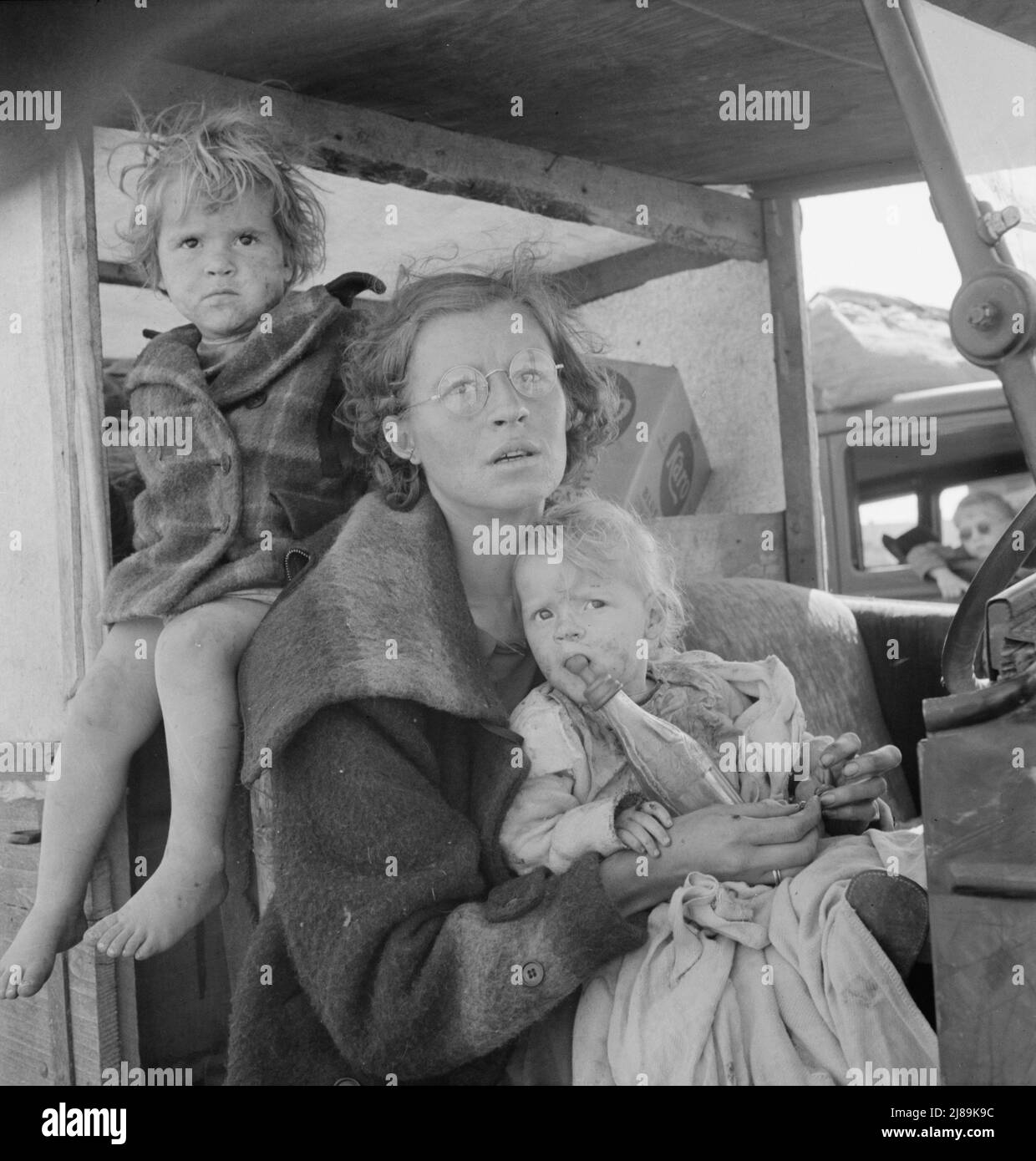 Madre e due bambini in viaggio. Tulelake, contea di Siskiyou, California. [Nota bottiglia Coca-Cola con tettarella di gomma]. Foto Stock
