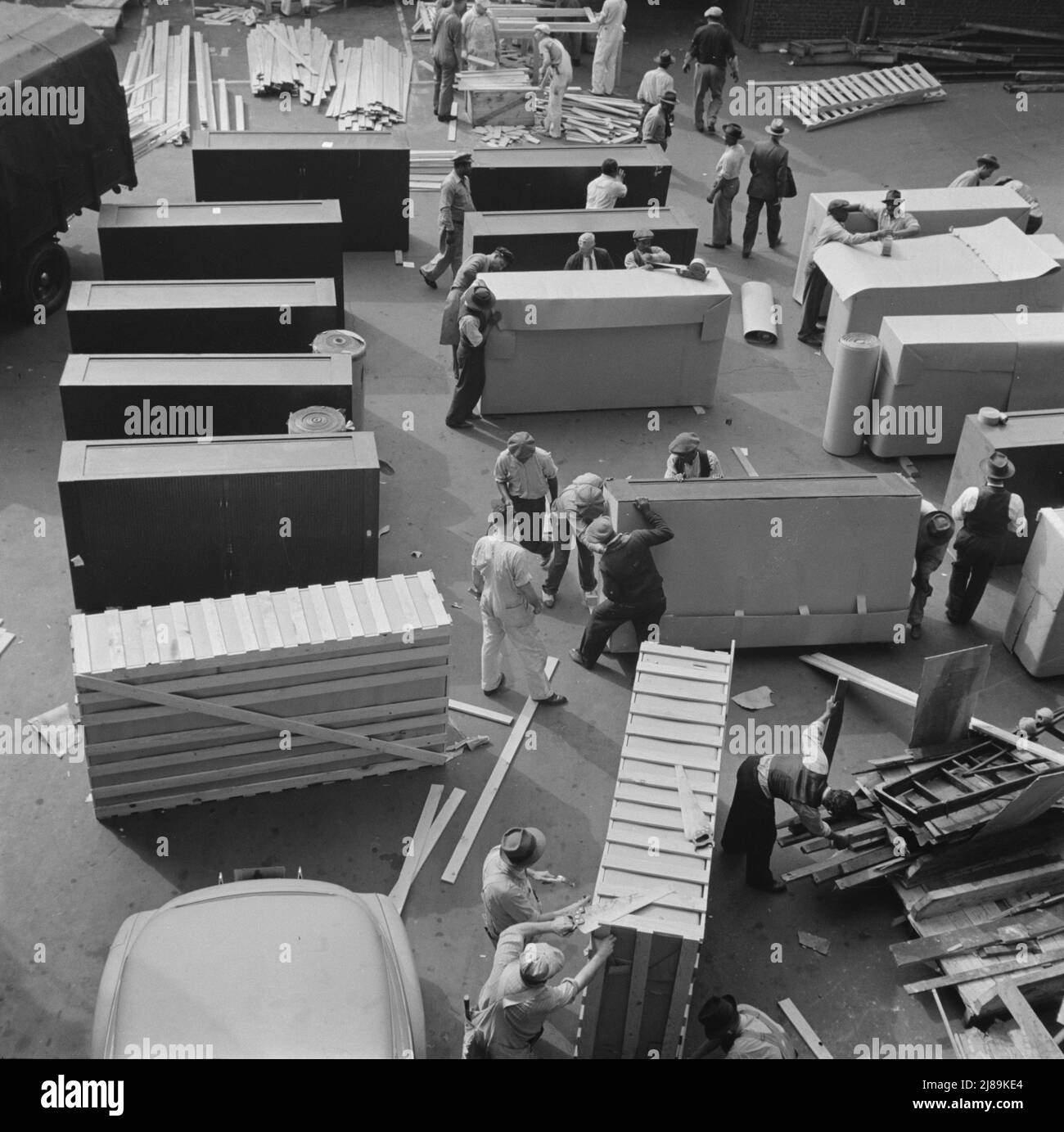 Washington, D.C. i lavoratori del governo degli Stati Uniti ed i carpentieri che fanno le casse per i cappe di acciaio e preparano loro per la spedizione nella parte posteriore del palazzo del revisore a 14th Street ed Independence Avenue. Foto Stock