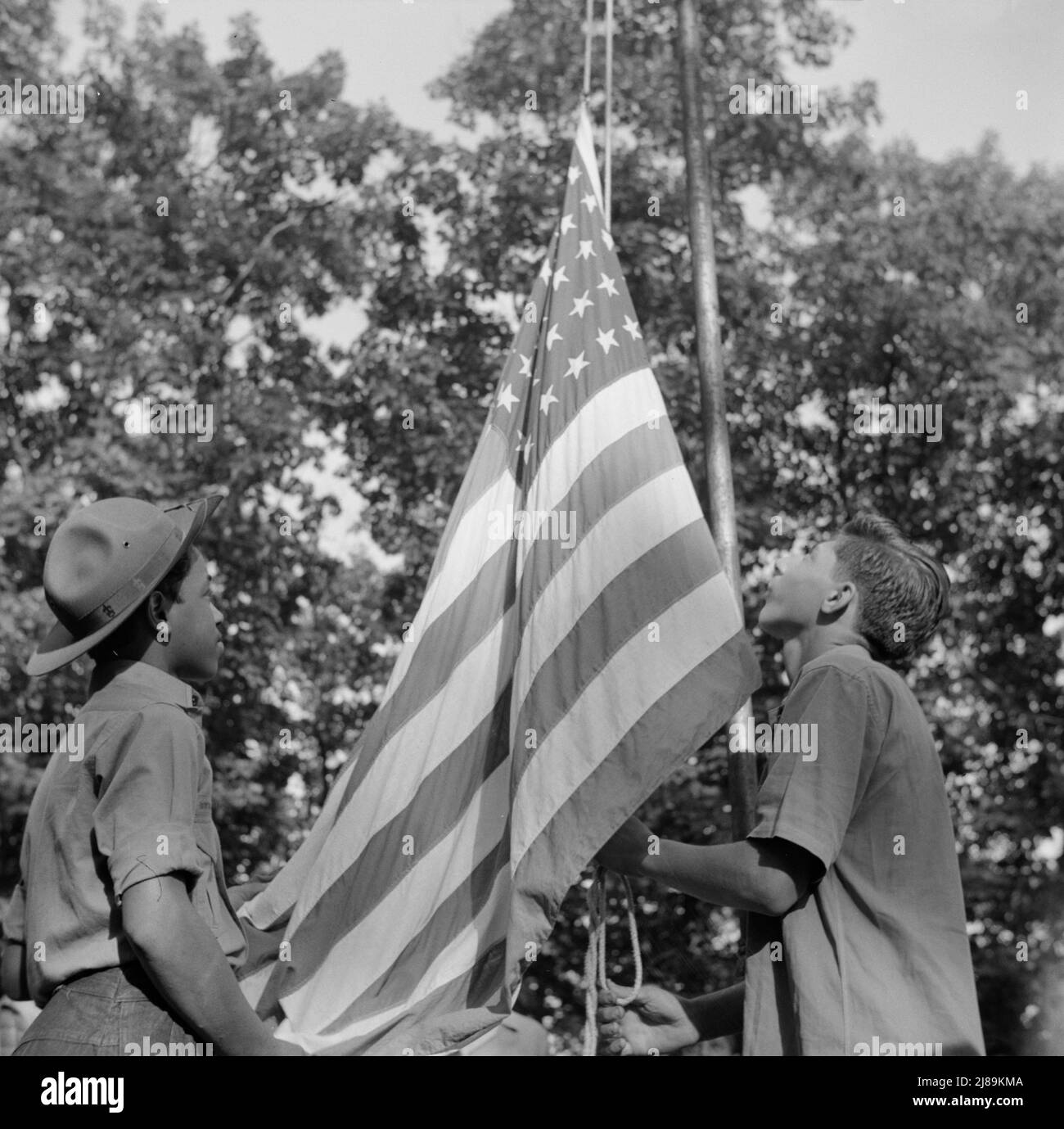 Southfields, New York. Attività interrazziali a Camp Nathan Hale, dove i bambini sono aiutati dal Servizio del campo Metodista. Raising Old Glory. Foto Stock