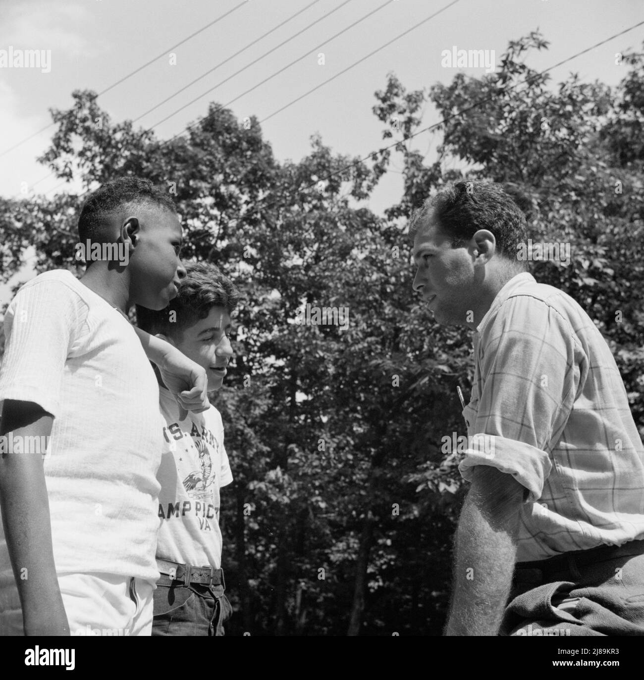 Southfields, New York. Attività interrazziali al campo Nathan Hale, dove i bambini sono aiutati dal Servizio del campo Metodista. Istruzioni date ai partecipanti da Milton Reiner, direttore del programma. Foto Stock