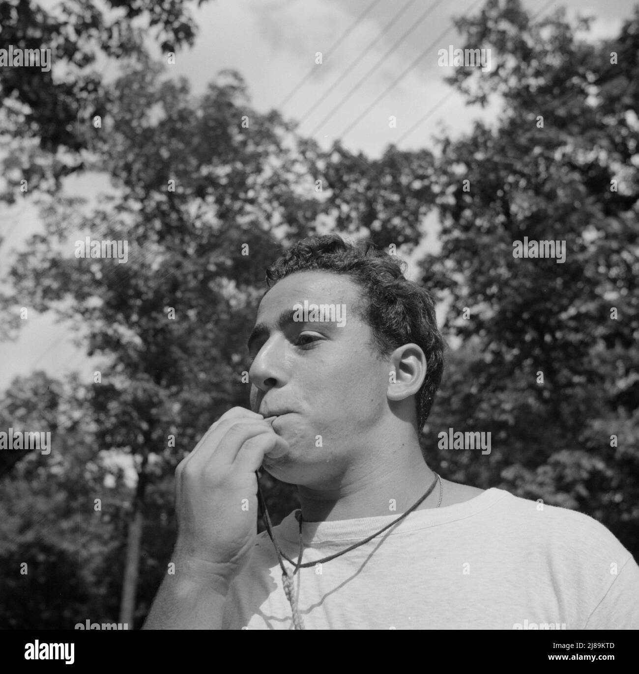 Southfields, New York. Attività interrazziali a Camp Nathan Hale, dove i bambini sono aiutati dal Servizio del campo Metodista. Il catore della città, Danny Poocchiari. Foto Stock