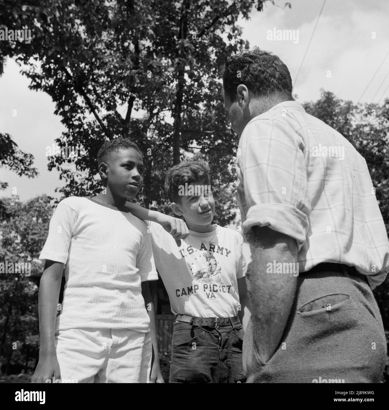 Southfields, New York. Attività interrazziali al campo Nathan Hale, dove i bambini sono aiutati dal Servizio del campo Metodista. Istruzioni date ai partecipanti da Milton Reiner, direttore del programma. Foto Stock