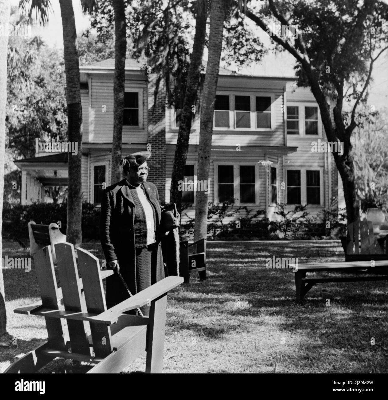 Daytona Beach, Florida. College di Bethune-Cookman. Il dottor Mary McLeod Bethune, fondatore ed ex presidente, cammina verso la cappella domenicale del pomeriggio. Foto Stock