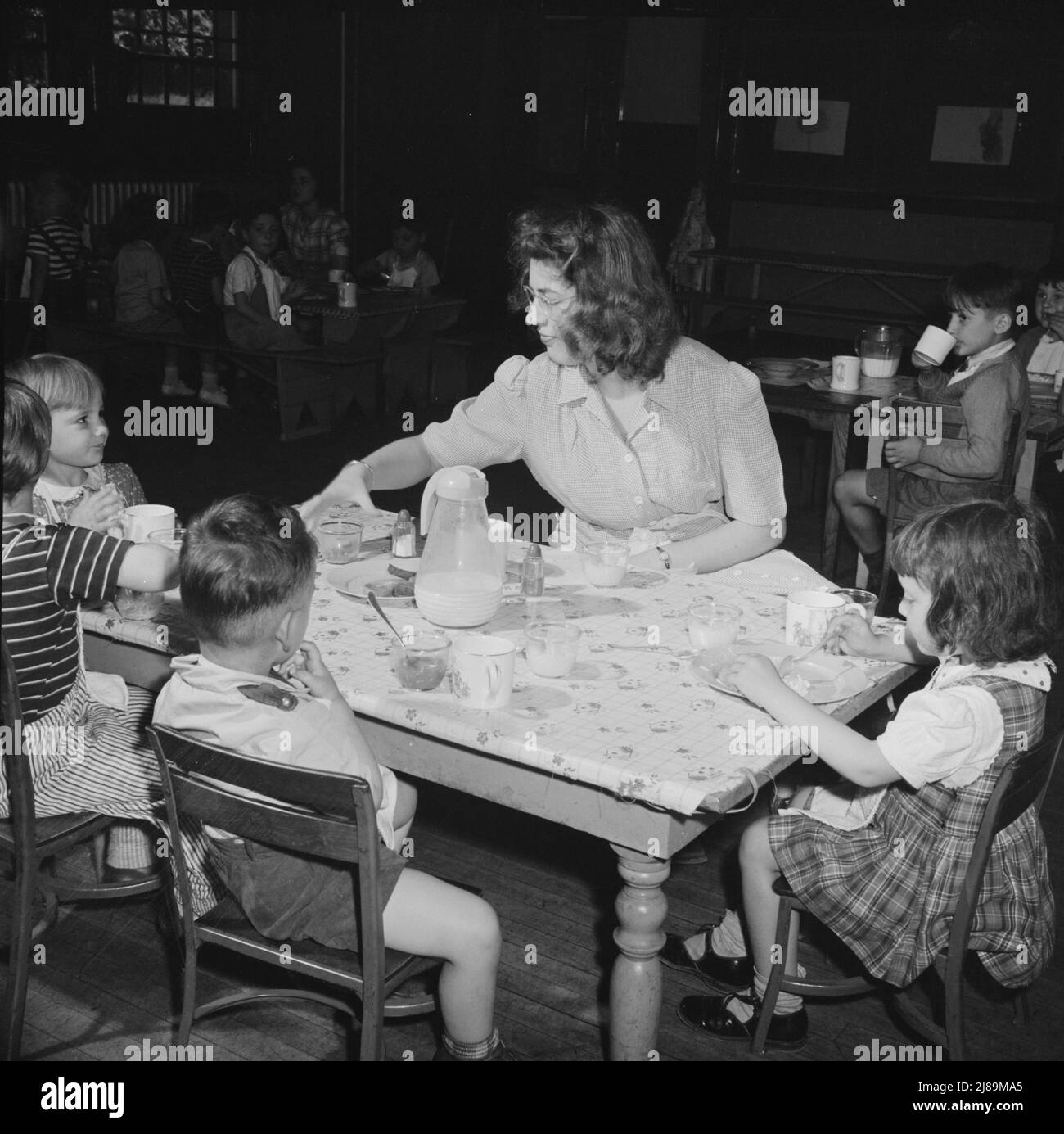 New Britain, Connecticut. Un centro di assistenza bambini, aperto il 15 settembre 1942, per trenta bambini, di età compresa tra i due e i cinque anni, di madri impegnate nell'industria bellica. Orario: Dalle 6:30 alle 6:00, sei giorni alla settimana. I bambini pranzano con un assistente addestrato. Foto Stock