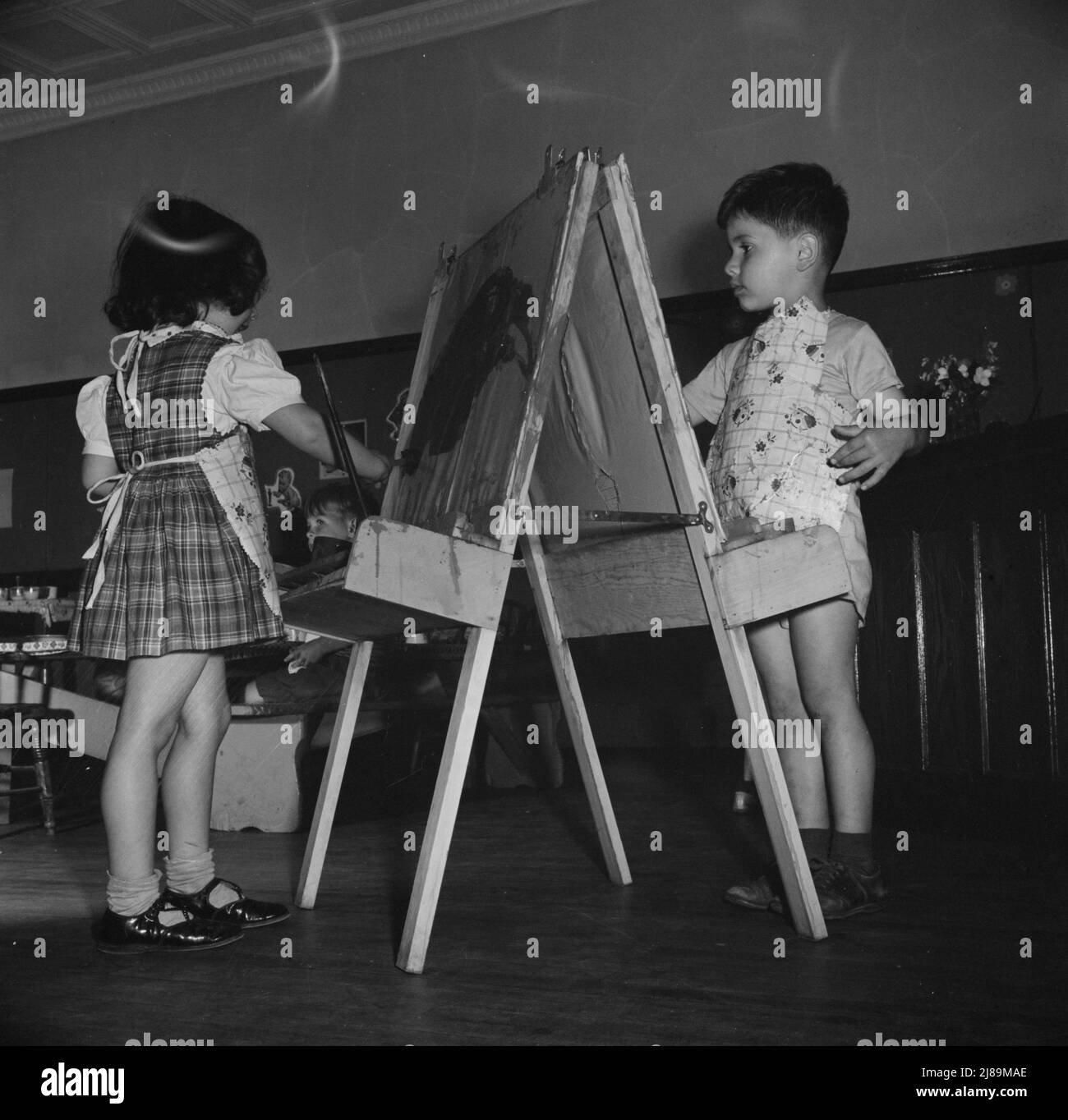 New Britain, Connecticut. Un centro di assistenza bambini, aperto il 15 settembre 1942, per trenta bambini, dai due ai cinque anni, di madri impegnate nell'industria bellica. Orario: Dalle 6:30 alle 6:00, sei giorni alla settimana. Pittura e colorazione bambini. Foto Stock