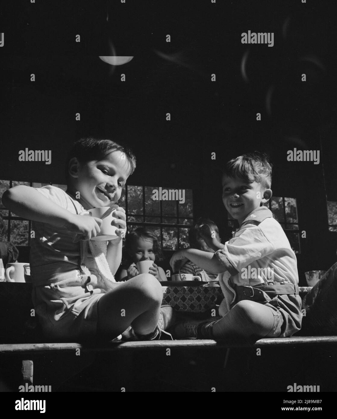 New Britain, Connecticut. Un centro di assistenza bambini, aperto il 15 settembre 1942, per trenta bambini, dai due ai cinque anni, di madri impegnate nell'industria bellica. Orario: Dalle 6:30 alle 6:00, sei giorni alla settimana. "Tempo del latte" al centro. Foto Stock