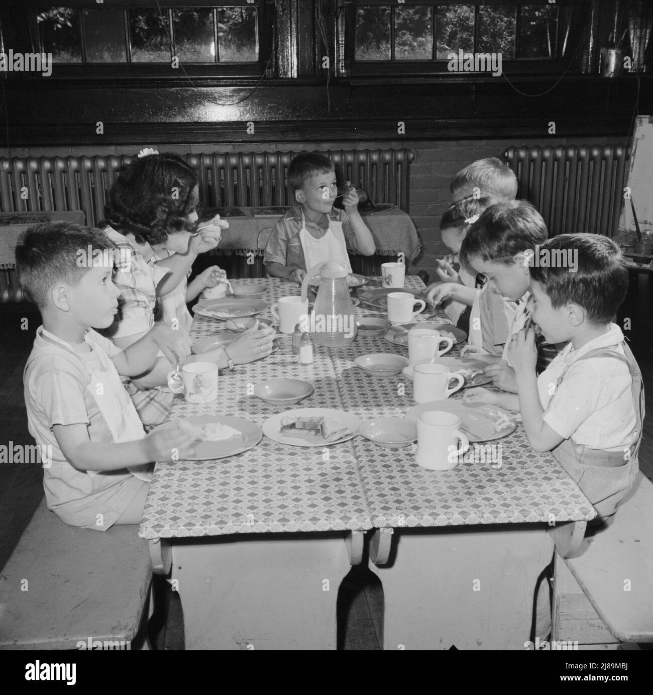 New Britain, Connecticut. Un centro di assistenza bambini, aperto il 15 settembre 1942, per trenta bambini, di età compresa tra i due e i cinque anni, di madri impegnate nell'industria bellica. Orario: Dalle 6:30 alle 6:00, sei giorni alla settimana. I bambini pranzano con un assistente addestrato. Foto Stock