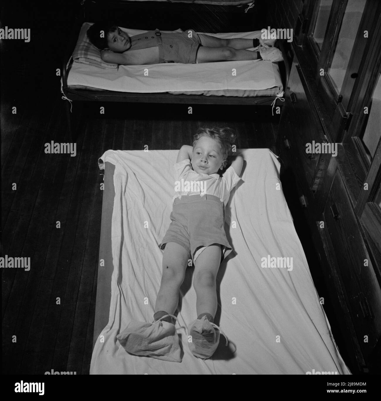 New Britain, Connecticut. Un centro di assistenza bambini aperto il 15 settembre 1942 per trenta bambini, di età compresa tra due e cinque anni, di madri impegnate nell'industria bellica. Orario: Dalle 6:30 alle 6:00, sei giorni alla settimana. Periodo di riposo. Foto Stock