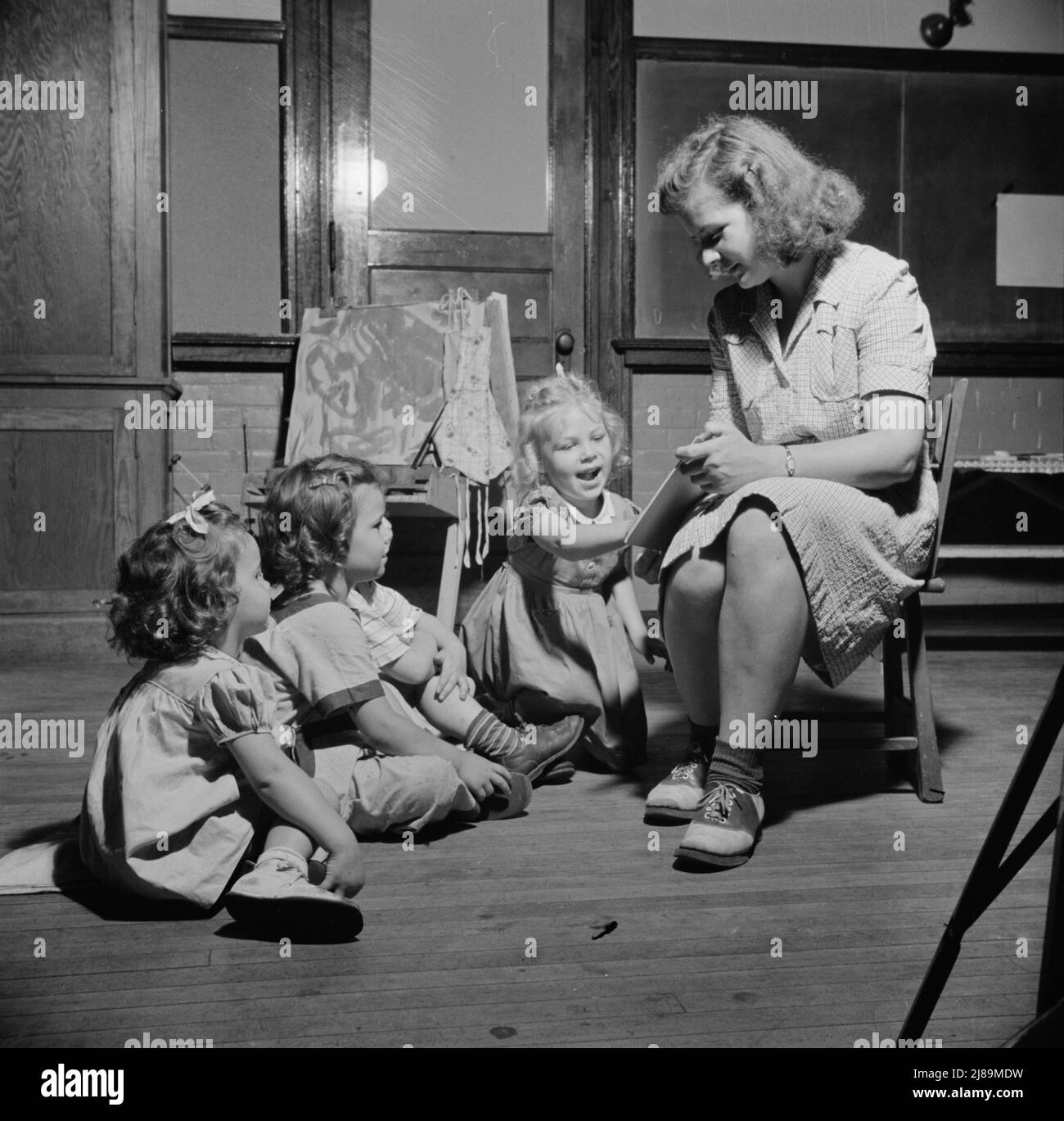 New Britain, Connecticut. Un centro di assistenza bambini aperto il 15 settembre 1942, per trenta bambini, di età compresa tra due e cinque anni, di madri impegnate nell'industria bellica. Orario: Dalle 6:30 alle 6:00, sei giorni alla settimana. "Ora storia". Foto Stock
