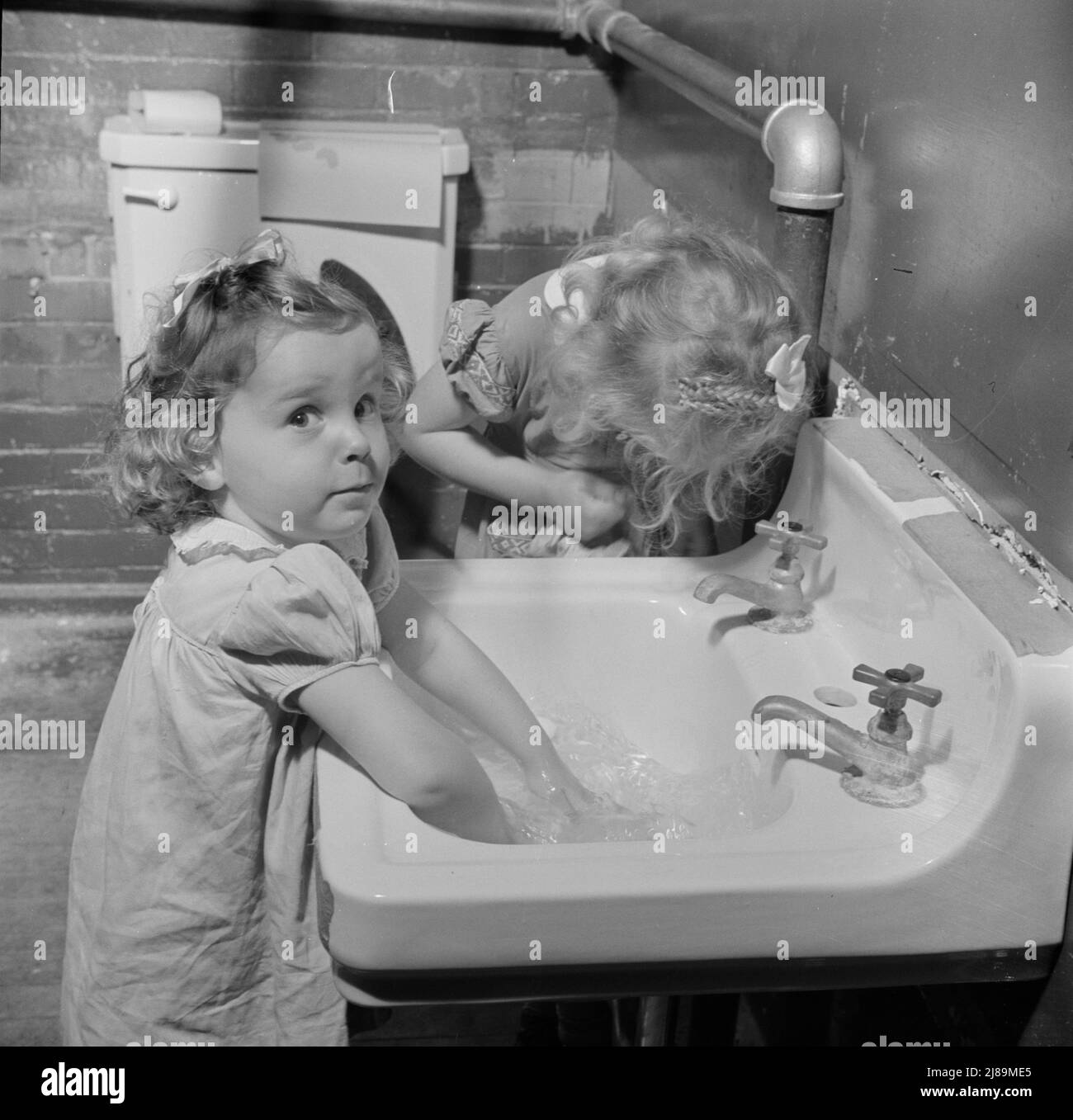 New Britain, Connecticut. Un centro di assistenza bambini aperto il 15 settembre 1942, per trenta bambini, di età compresa tra due e cinque anni, di madri impegnate nell'industria bellica. Orario: Dalle 6:30 alle 6:00, sei giorni alla settimana. Lavaggio per il pranzo. Foto Stock