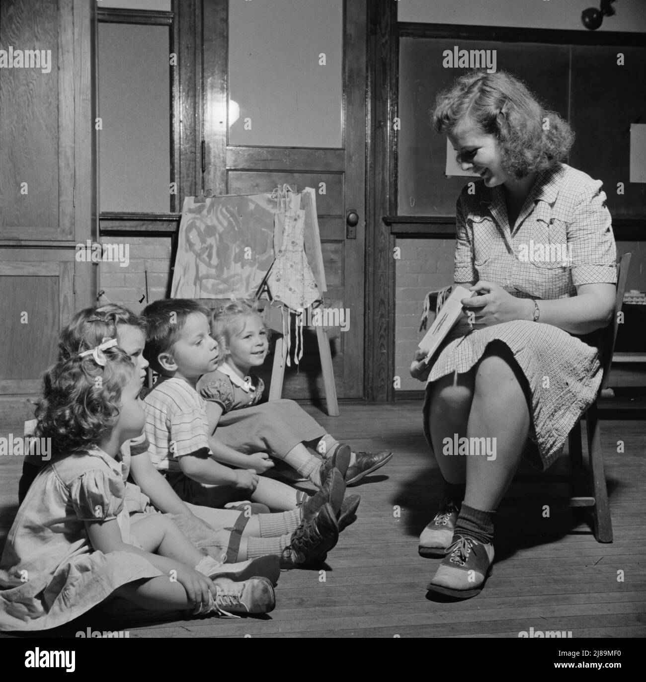 New Britain, Connecticut. Un centro di assistenza bambini aperto il 15 settembre 1942, per trenta bambini, di età compresa tra due e cinque anni, di madri impegnate nell'industria bellica. Orario: Dalle 6:30 alle 6:00, sei giorni alla settimana. "Ora storia". Foto Stock