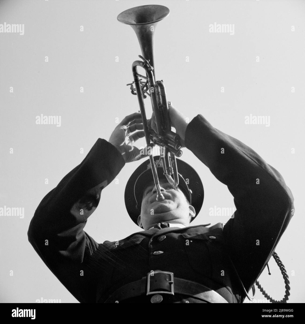 Gloucester, Massachusetts. Memorial Day, 1943. Un Legionaire suona i colpi per la guerra morta durante i servizi. Foto Stock