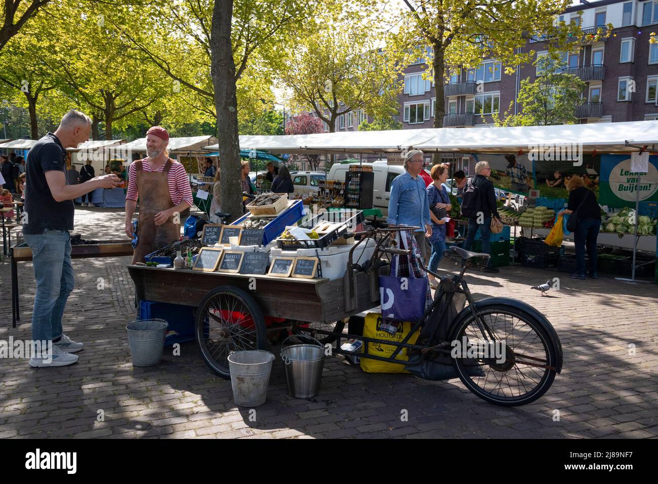 Paesi Bassi, Rotterdam - 14 maggio 2022: Vendita di ostriche fresche sul mercato del raccolto di Rotterdam Foto Stock