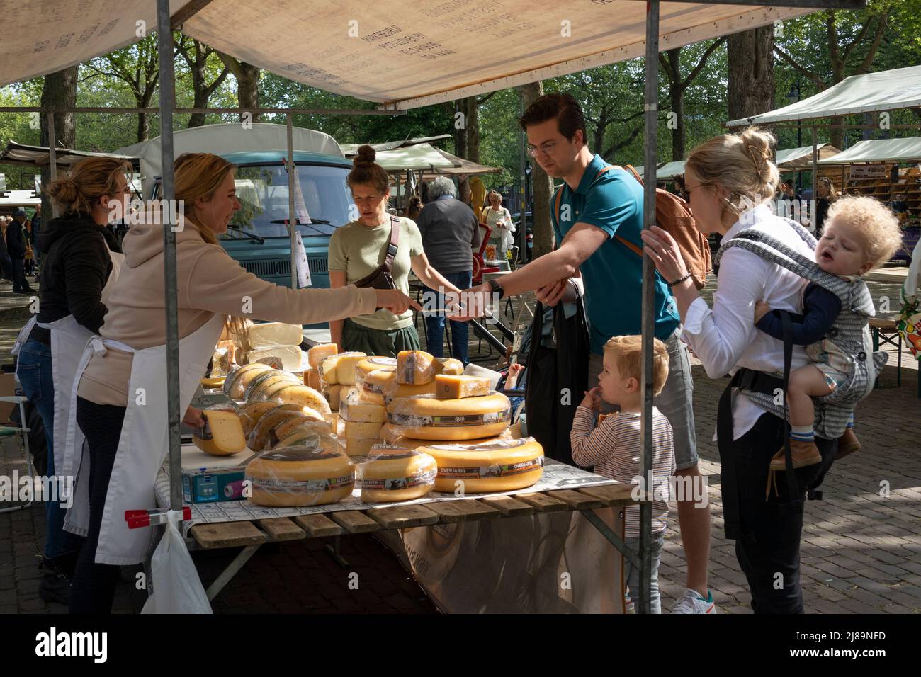 Paesi Bassi, Rotterdam - 14 maggio 2022: Degustazione di formaggi olandesi al mercato del raccolto di Rotterdam Foto Stock