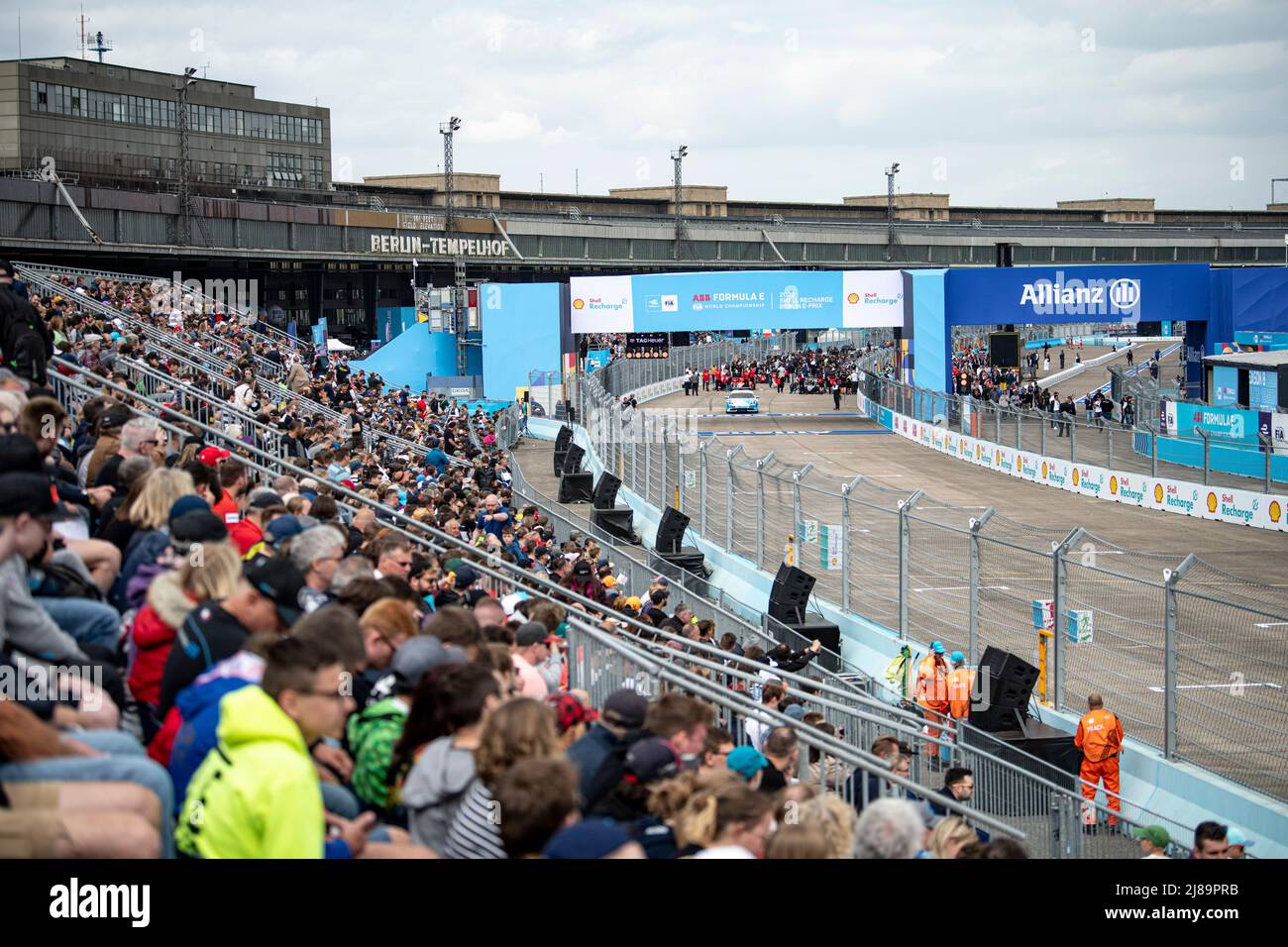 Berlino, Germania. 14th maggio 2022. Formula e: Berlino e-Prix a Tempelhofer Feld, gara: Gli spettatori guardano in pista. Credit: Fabian Sommer/dpa/Alamy Live News Foto Stock
