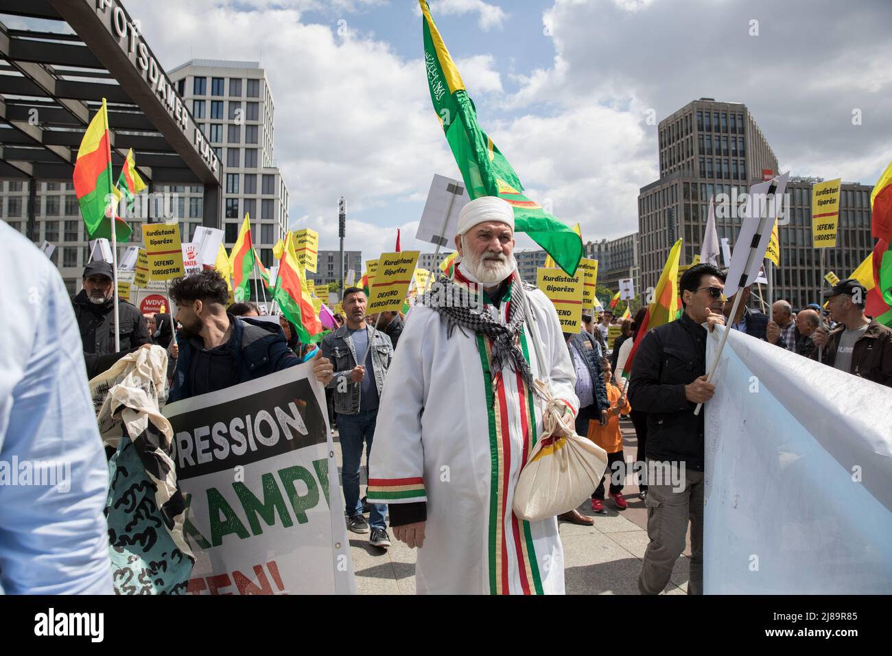 Berlino, Germania. 14th maggio 2022. Diversi gruppi si sono riuniti a Berlino per protestare contro l'occupazione turca e l'imperialismo americano il 14 maggio 2022. I manifestanti gridavano slogan come "sown with fascism and imperialism”. Inoltre, una bandiera del partito operaio Kurdistan (PKK) membro fondatore, Abdullah Oecalan, è stato tenuto da un protester al rally. (Foto di Michael Kuenne/PRESSCOV/Sipa USA) Credit: Sipa USA/Alamy Live News Foto Stock