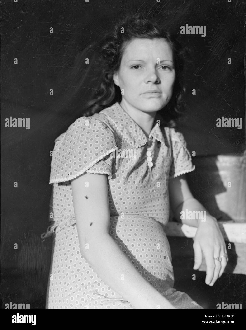 Figlia della famiglia migratrice nel campo di lavoro della FSA (Farm Security Administration). CalPatria, Valle Imperiale, California. Foto Stock