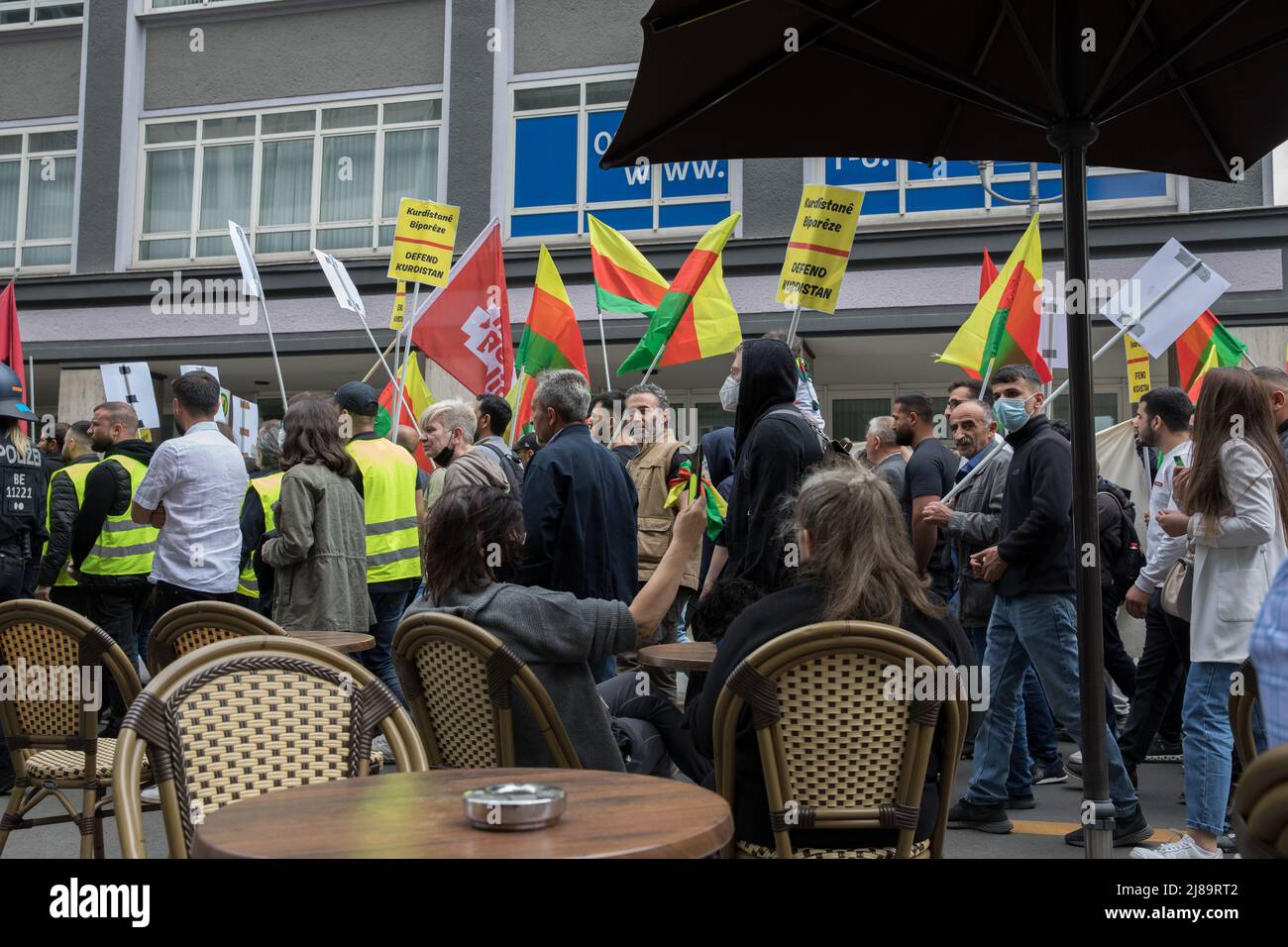 Berlino, Germania. 14th maggio 2022. Diversi gruppi si sono riuniti a Berlino per protestare contro l'occupazione turca e l'imperialismo americano il 14 maggio 2022. I manifestanti gridavano slogan come "sown with fascism and imperialism”. Inoltre, una bandiera del partito operaio Kurdistan (PKK) membro fondatore, Abdullah Oecalan, è stato tenuto da un protester al rally. (Foto di Michael Kuenne/PRESSCOV/Sipa USA) Credit: Sipa USA/Alamy Live News Foto Stock