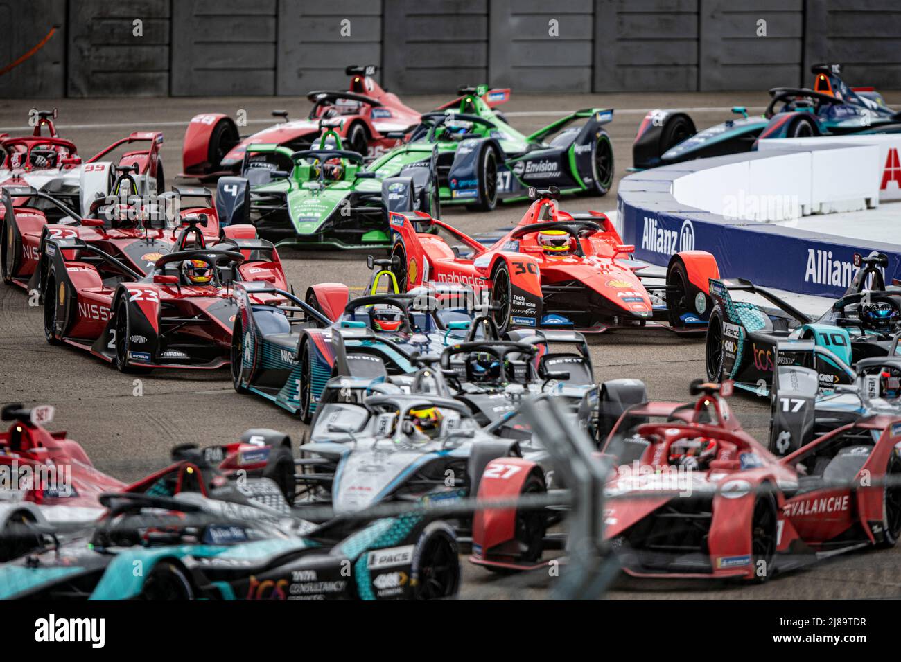 Berlino, Germania. 14th maggio 2022. Formula e: Berlino e-Prix a Tempelhofer Feld, gara: Il campo guida in pista. Credit: Fabian Sommer/dpa/Alamy Live News Foto Stock