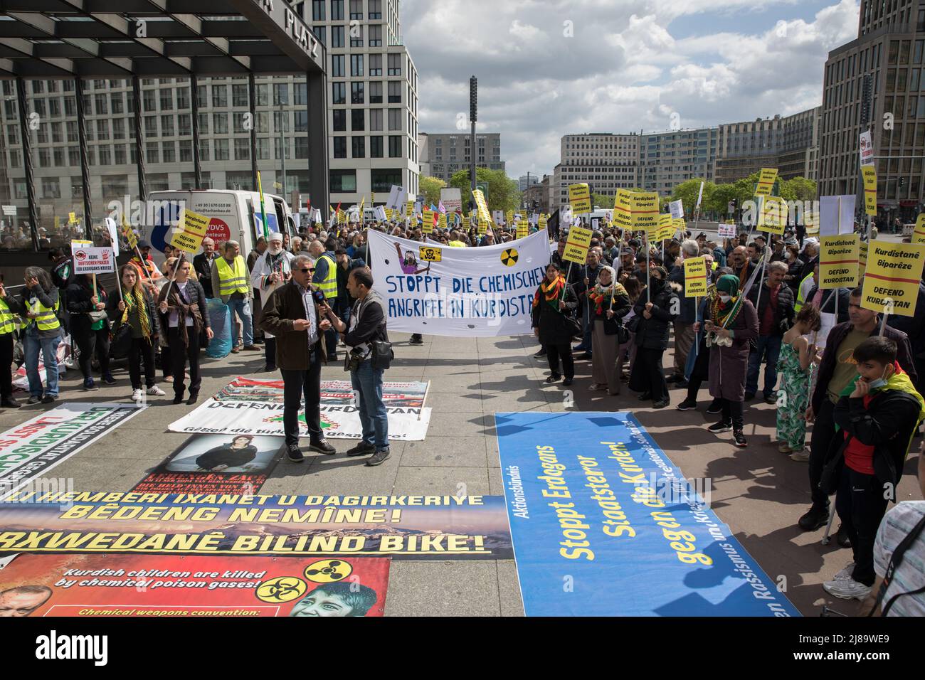 Berlino, Germania. 14th maggio 2022. Diversi gruppi si sono riuniti a Berlino per protestare contro l'occupazione turca e l'imperialismo americano il 14 maggio 2022. I manifestanti gridavano slogan come "sown with fascism and imperialism”. Inoltre, una bandiera del partito operaio Kurdistan (PKK) membro fondatore, Abdullah Oecalan, è stato tenuto da un protester al rally. (Credit Image: © Michael Kuenne/PRESSCOV via ZUMA Press Wire) Foto Stock