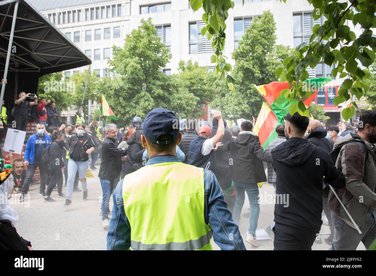 Berlino, Germania. 14th maggio 2022. Diversi gruppi si sono riuniti a Berlino per protestare contro l'occupazione turca e l'imperialismo americano il 14 maggio 2022. I manifestanti gridavano slogan come "sown with fascism and imperialism”. Inoltre, una bandiera del partito operaio Kurdistan (PKK) membro fondatore, Abdullah Oecalan, è stato tenuto da un protester al rally. (Credit Image: © Michael Kuenne/PRESSCOV via ZUMA Press Wire) Foto Stock