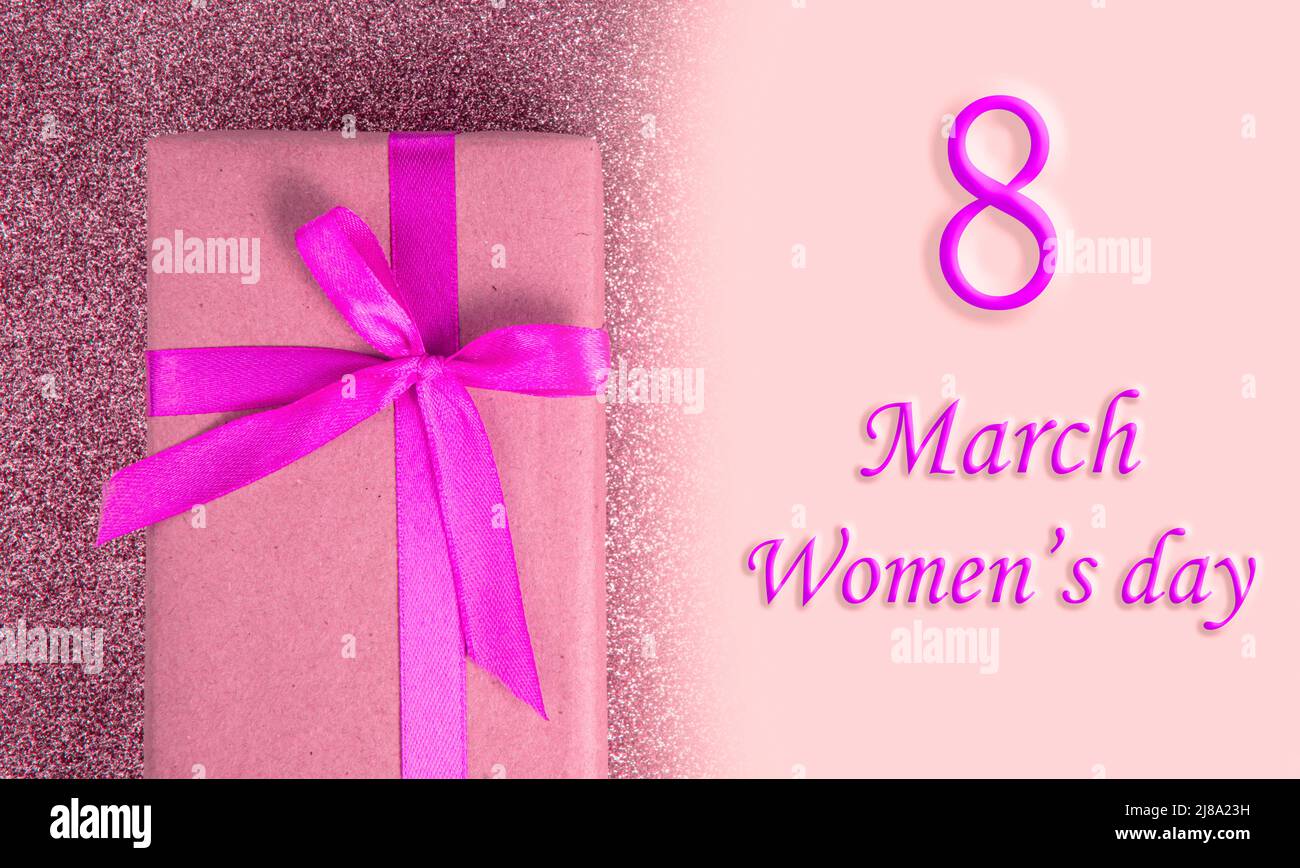 Craft gift box colore viola arco su sfondo lucido con copyspace 8 marzo nazionale giornata delle donne Foto Stock