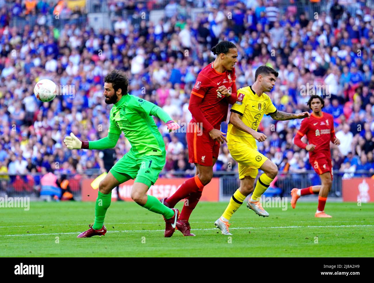 Il portiere di Liverpool Alisson (a sinistra) risparmia durante la finale della Emirates fa Cup al Wembley Stadium di Londra. Data foto: Sabato 14 maggio 2022. Foto Stock