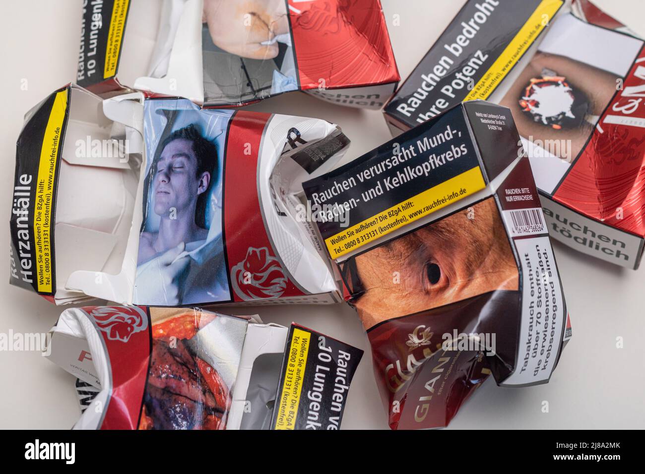 Crush cigarette pack immagini e fotografie stock ad alta risoluzione - Alamy