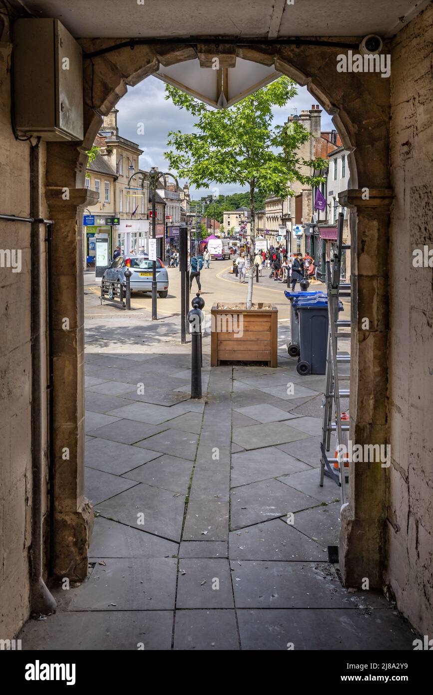 Vista incorniciata guardando verso il mercato all'aperto del venerdì a Chippenham, Wiltshire, Regno Unito il 13 maggio 2022 Foto Stock
