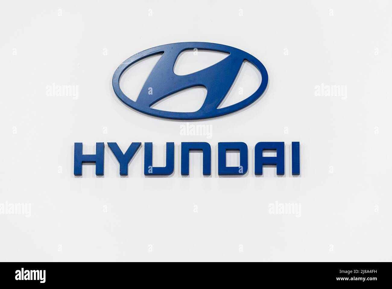 RIGA, LETTONIA. 29.04.2022. Logo Hyundai alla mostra AUTO 2022. S un produttore automobilistico multinazionale sudcoreano con sede a Seoul, South K Foto Stock
