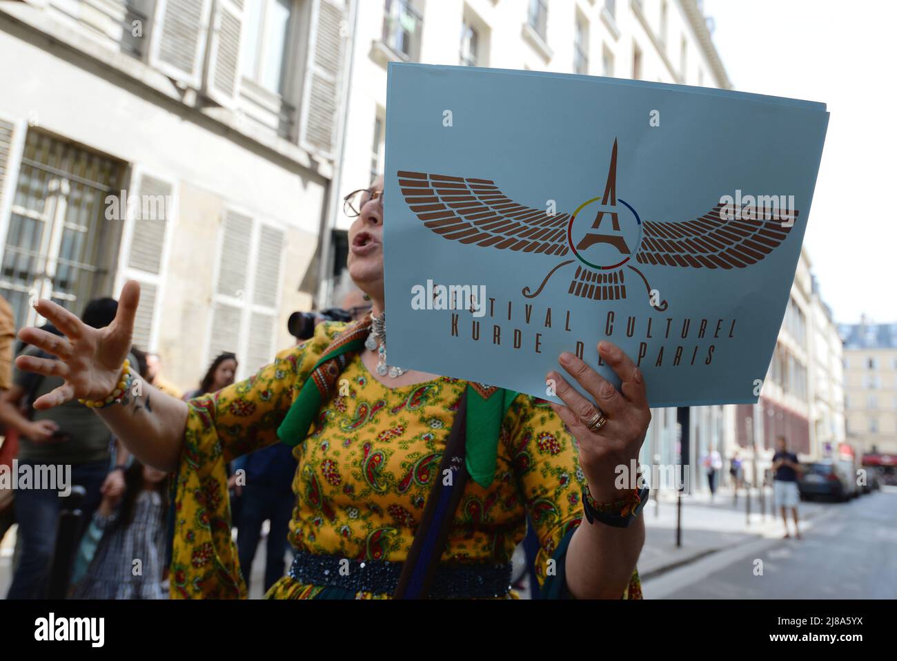 1st Festival culturale curdo a Parigi. Una sfilata in costumi tradizionali e orchestra di strada ha avuto luogo nel 10th circondario di Parigi Foto Stock