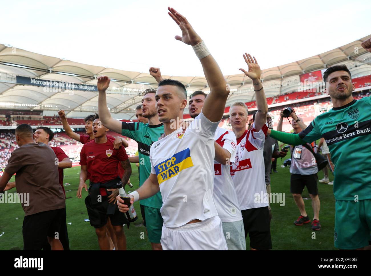 Stoccarda, Germania. 14th maggio 2022. Calcio, Bundesliga, VfB Stoccarda - 1. FC Köln, giornata 34 presso la Mercedes-Benz Arena. Erik Thommy (centro) di Stoccarda festeggia dopo la fine della partita. NOTA IMPORTANTE: In conformità con i requisiti della DFL Deutsche Fußball Liga e della DFB Deutscher Fußball-Bund, è vietato utilizzare o utilizzare fotografie scattate nello stadio e/o della partita sotto forma di immagini di sequenza e/o di serie fotografiche video-simili. Credit: Tom Weller/dpa/Alamy Live News Foto Stock
