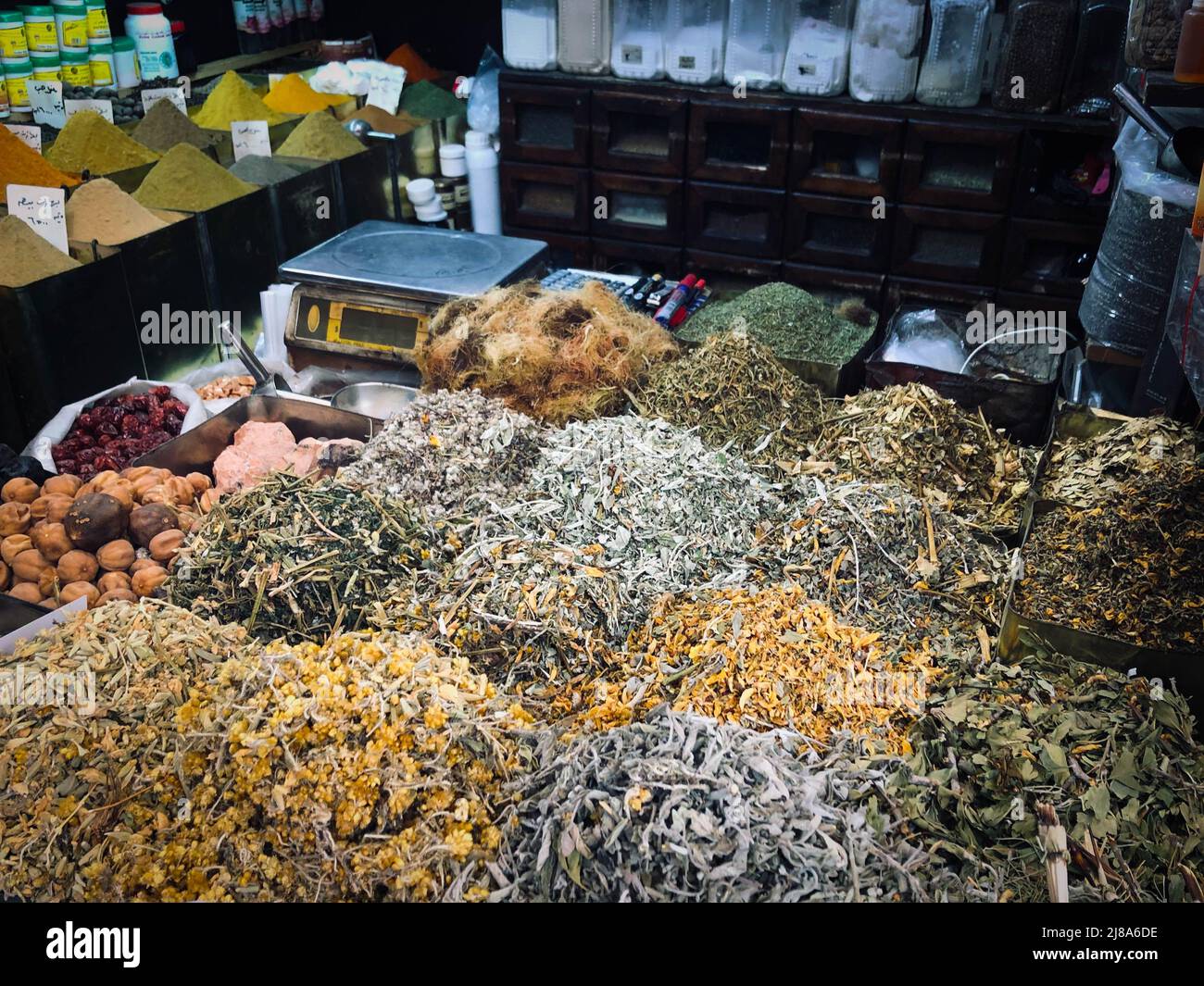 Erbe, tè e spezie presso la bancarella del mercato alimentare (Suq al Hamidiyah) a Damasco Foto Stock