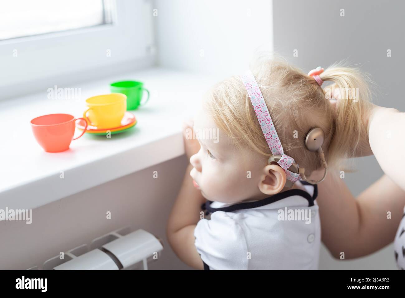 Indossare un apparecchio acustico per impianti cocleari immagini e  fotografie stock ad alta risoluzione - Alamy