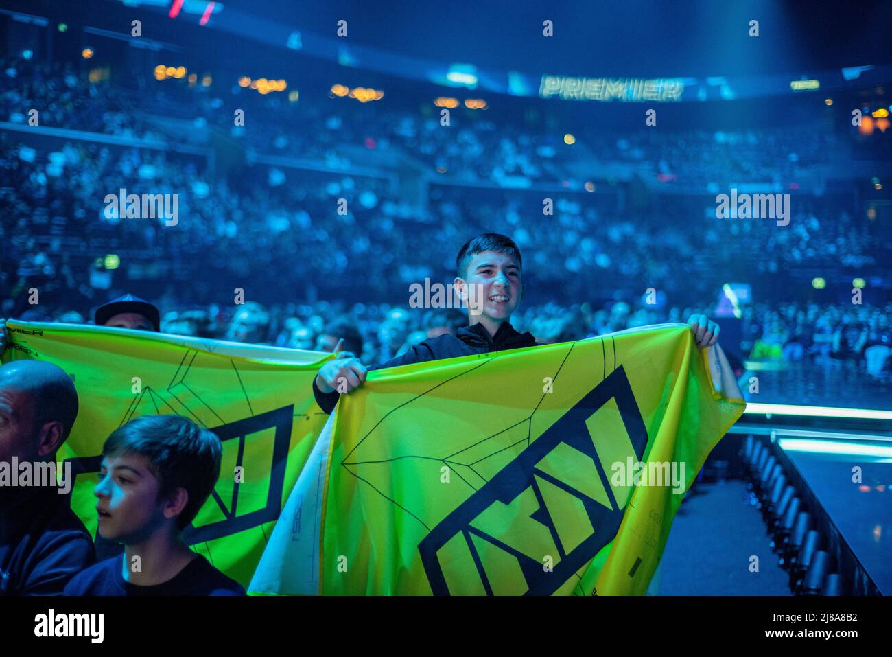 Un ragazzino con un enorme banner navi in un'arena piena di fan di Astralis Foto Stock