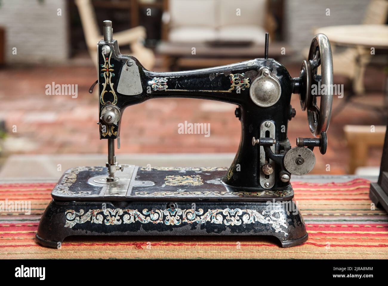 Antiquariato - Mostra di una vecchia macchina da cucire. Foto Stock