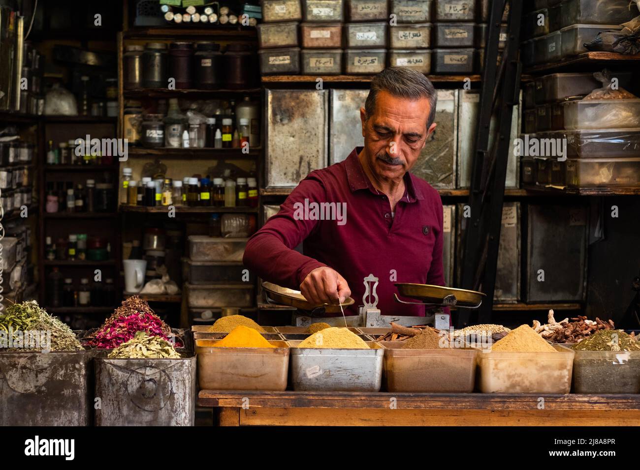Damasco, Siria - Maggio, 2022: Venditore che vende erbe e spezie a Suq al Hamidiyah a Damasco Foto Stock