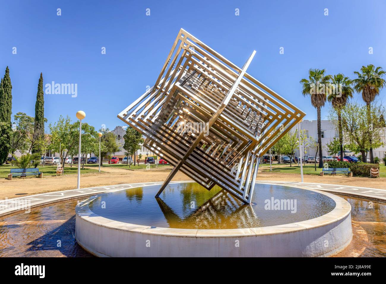Huelva, Spagna - 28 aprile 2022: Monumento a cubo in acciaio inossidabile nei giardini del Campus de “El Carmen” dell’Università di Huelva. Foto Stock