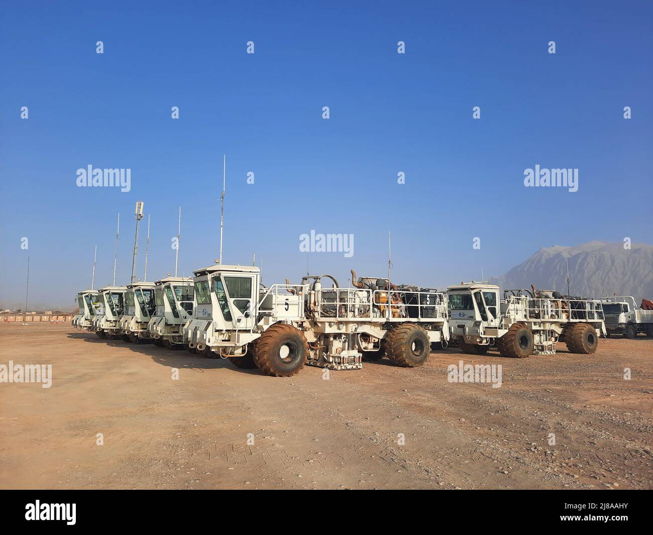 veicolo vibratore sismico nel deserto Foto Stock